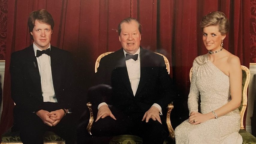 Ein altes Familienfoto von Prinzessin Diana (r.), ihrem Vater und ihrem Bruder Charles Spencer