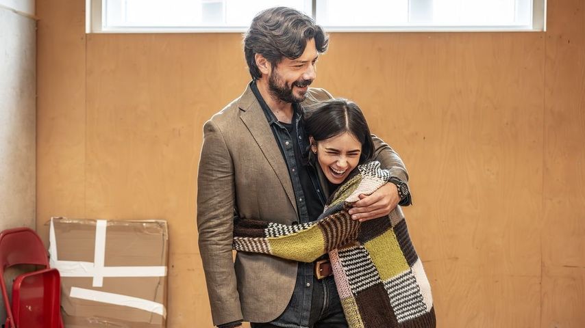 Álvaro Morte und Lily Collins bei den Proben von "Barcelona", 2024