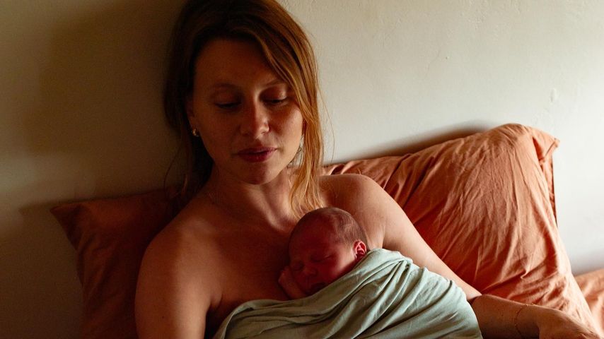 Aly Michalka mit ihrem Baby