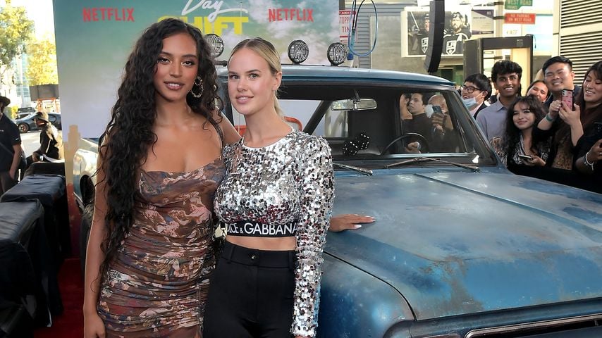 Alyce Huckstepp (rechts) mit Begleitung bei der Weltpremiere von Netflix’ "Day Shift" in Los Angeles, August 2022