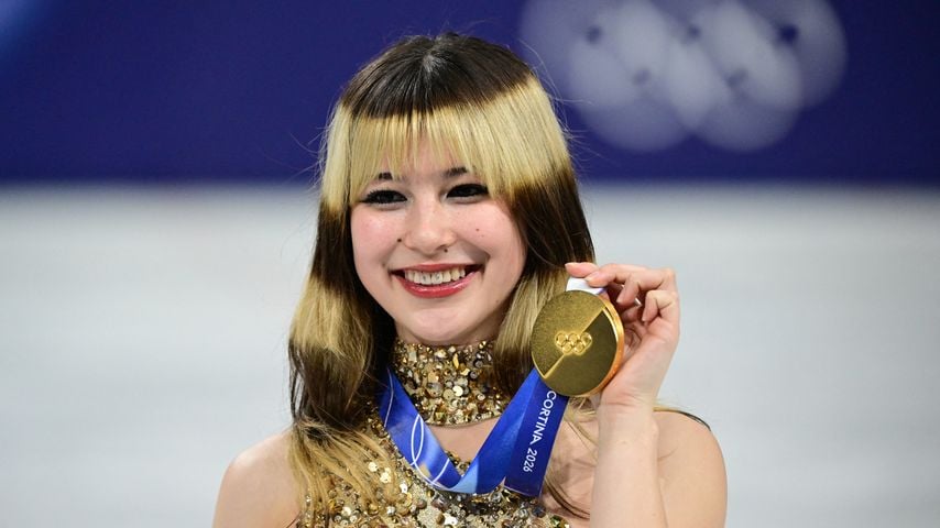 Alysa Liu bei der Siegerehrung in Mailand mit ihrer Olympiagoldmedaille im Eiskunstlauf