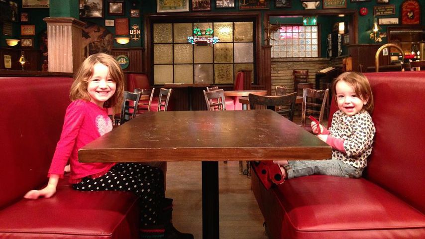 Alyson Hannigans Töchter Satyana und Keeva im "How I Met Your Mother"-Pub im Februar 2014