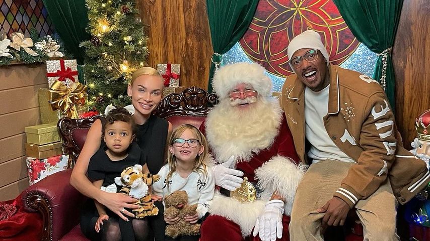 Alyssa Scott, ihre Töchter Halo und Zeela und Nick Cannon mit Santa Claus