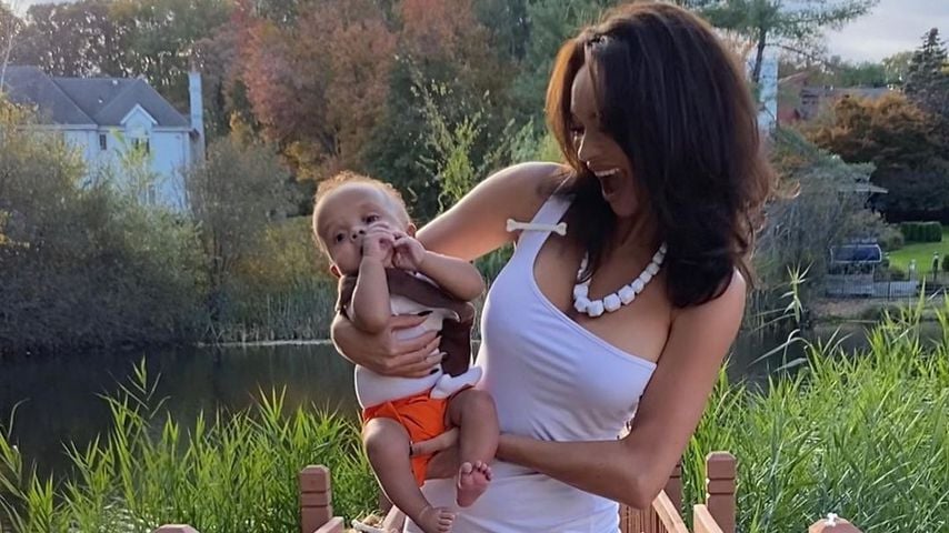 Alyssa Scott mit ihrer Tochter Zeela und Sohn Zen, November 2021