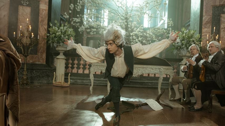 Amadeus Mozart (Eren M. Güvercin) verbeugt sich in "Mozart/Mozart"