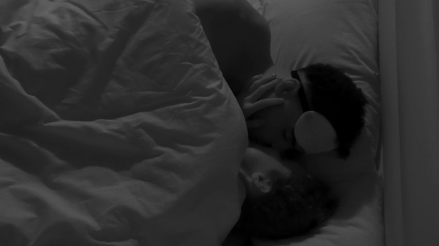 Zum ersten Mal: "Love Island"-Amadu und Julia knutschen rum
