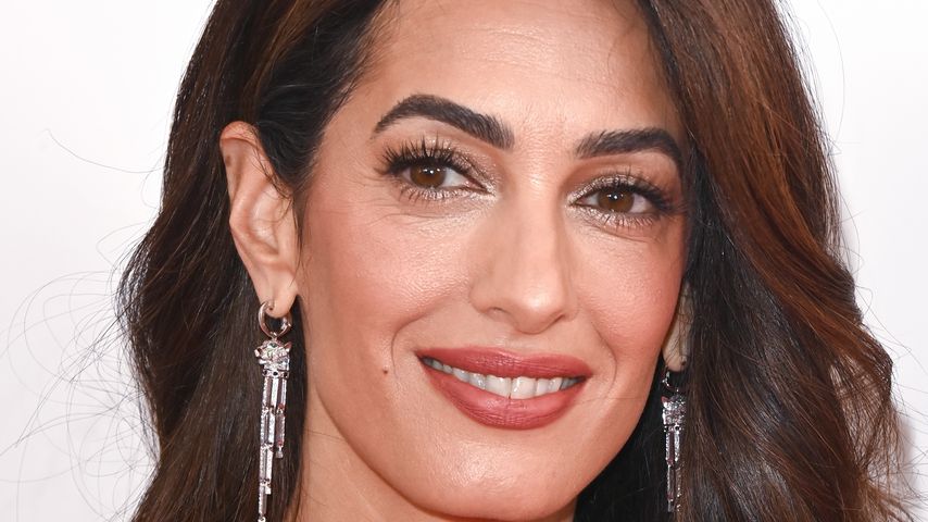 Wow! So elegant genießt Amal Clooney Date-Night mit George