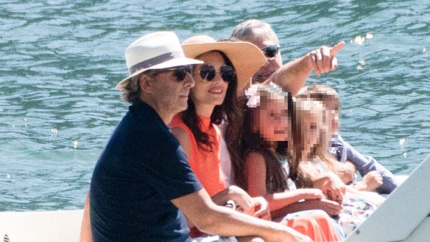 Amal und George Clooney mit ihren Kids am Comer See im August 2021