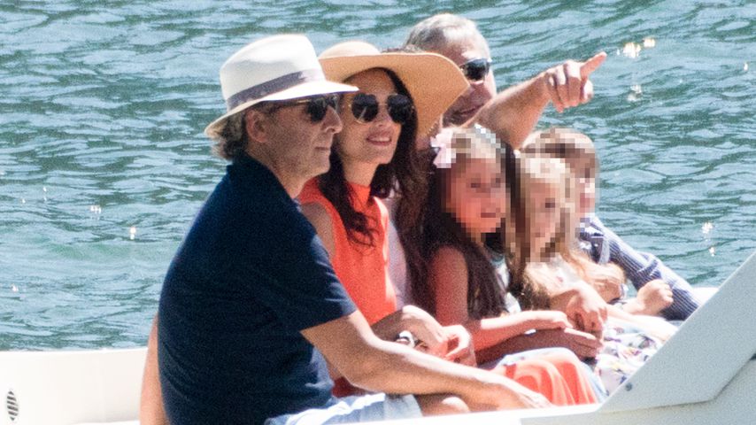 Amal und George Clooney mit ihren Kids am Comer See im August 2021