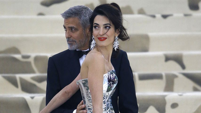 Nicht George Clooneys Fall: Er witzelt über Amals Met-Outfit