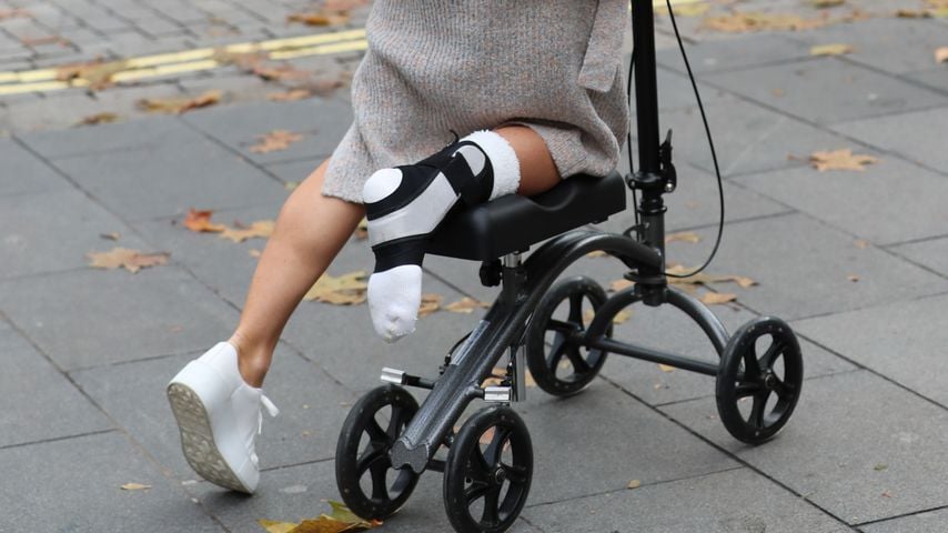 Amanda Holden mit ihrer Gehhilfe, November 2019