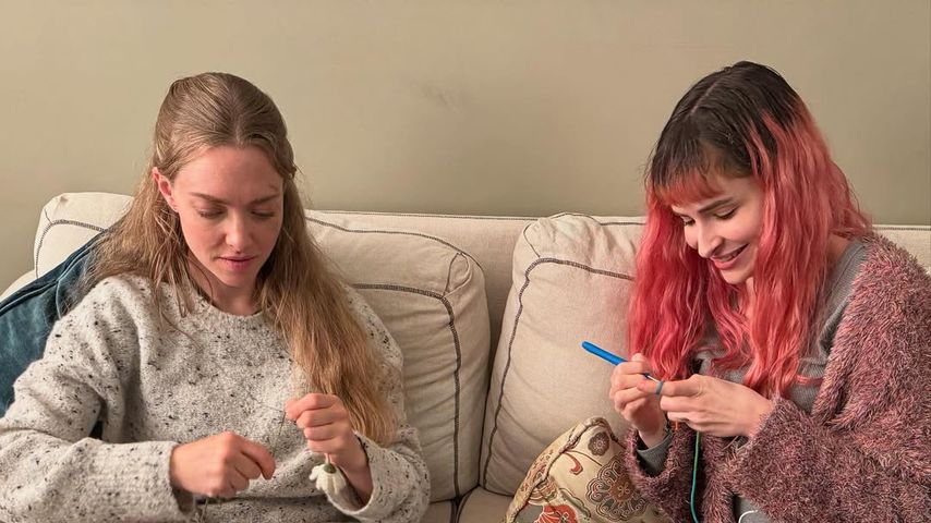 Amanda Seyfried strickt während einer Drehpause