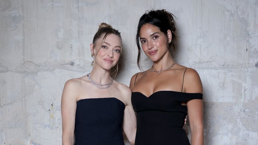Amanda Seyfried und Adria Arjona bei der Tiffany & Co. Jean Schlumberger Präsentation im Musée des Arts Décoratifs in Paris