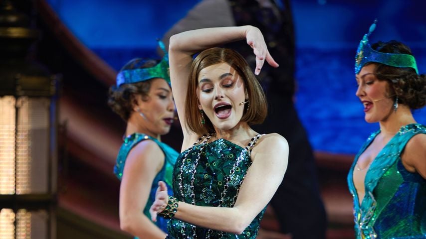 Amber Davies und Ensemble beim "The Great Gatsby"-Fotocall im London Coliseum, 16. April 2025.