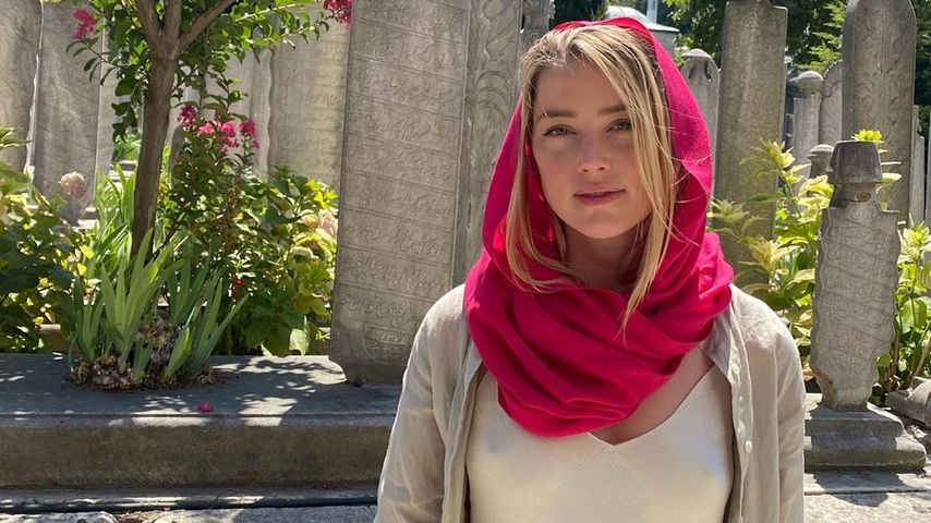 Nippelblitzer in der Moschee: Mega-Shitstorm für Amber Heard