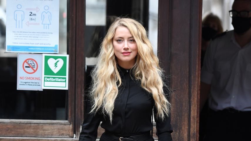 Amber Heard vor einem Gerichtsgebäude