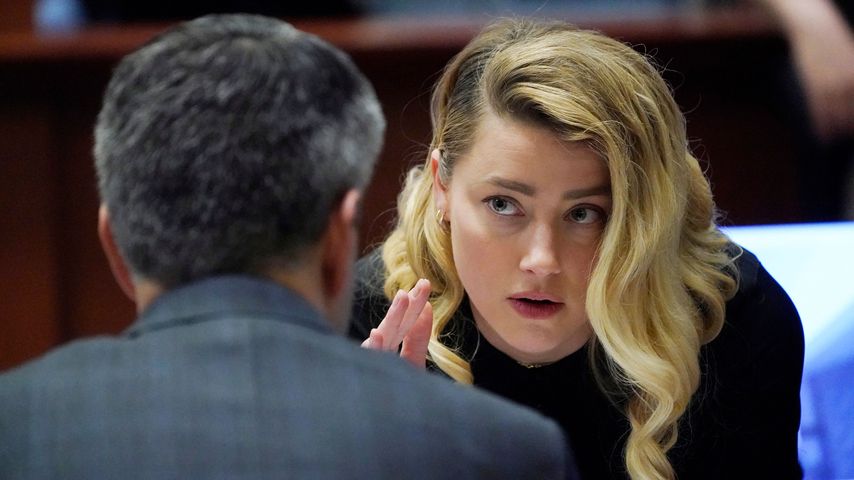 Amber Heard mit ihrem Anwalt, April 2022