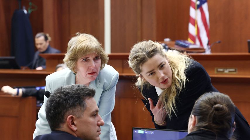 Amber Heard und ihr Team im April 2022