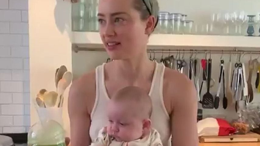 Amber Heard mit ihrer Tochter