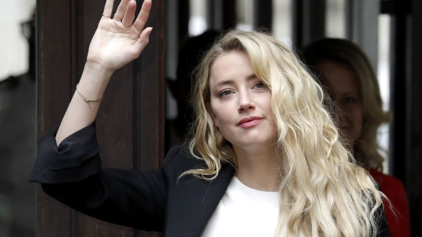 Amber Heard vor einem Gericht in London