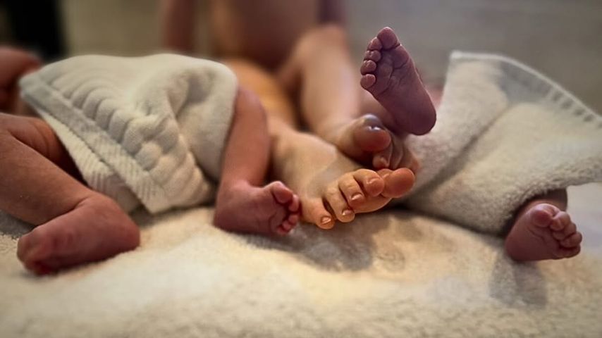 Die Füße von Amber Heards Kindern