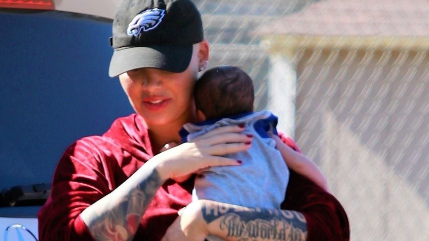 Amber Roses Sohn (ein Monat) feuert Bruder beim Baseball an
