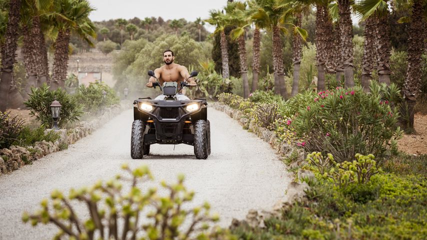 "Love Island"-Kandidat Amin auf einem Quad