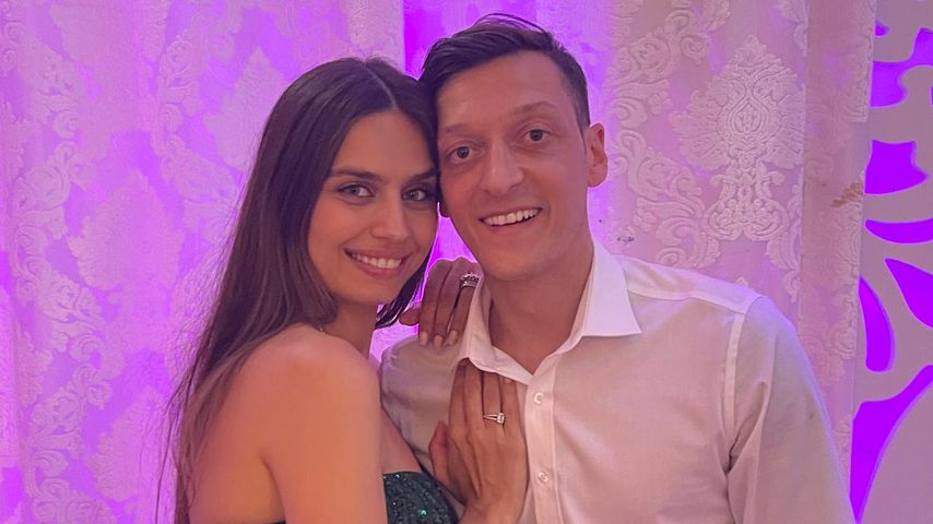Amine Gülse und Mesut Özil im Oktober 2022