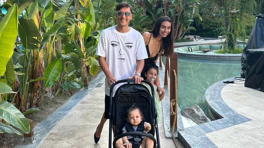 Amine und Mesut Özil mit ihren zwei Töchtern, August 2024