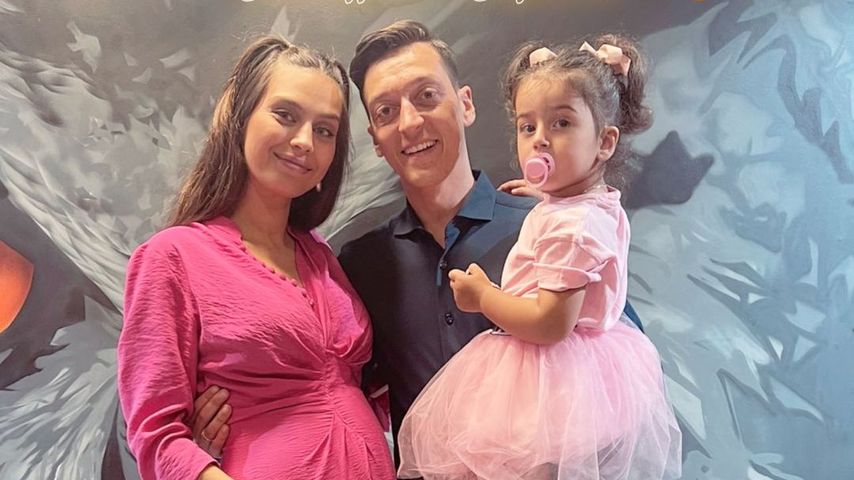 Amine und Mesut Özil mit ihrer Tochter