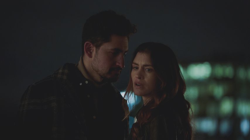 Amir El-Masry und Hannah Ware in der Netflix-Serie "The One"