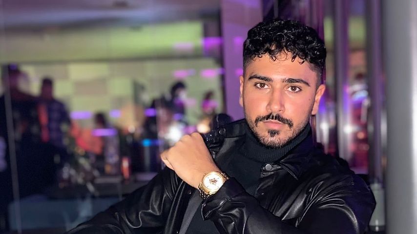 Amir Hosseiny posiert