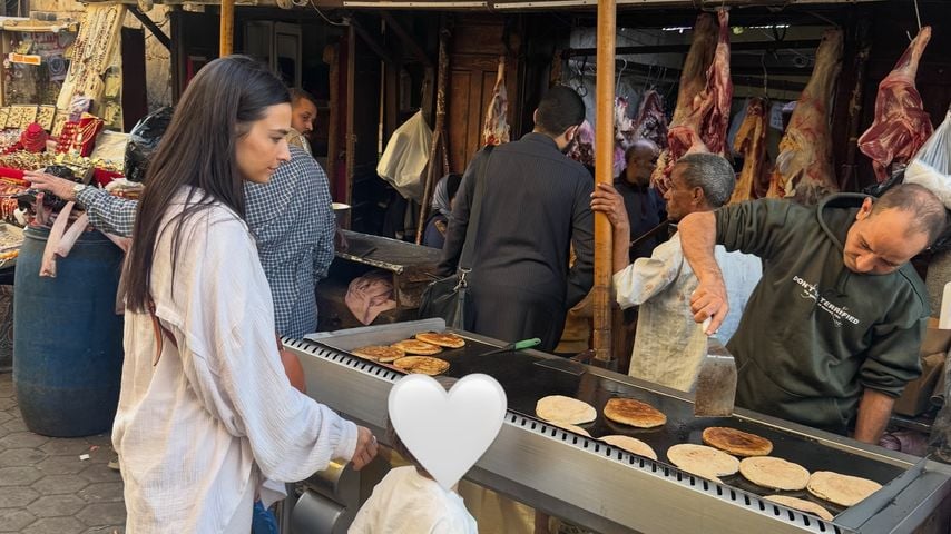 Amira Aly und ihr Sohn auf einem ägyptischen Markt