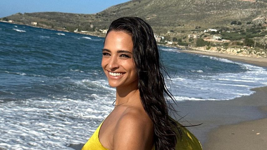 Amira Pocher am Strand