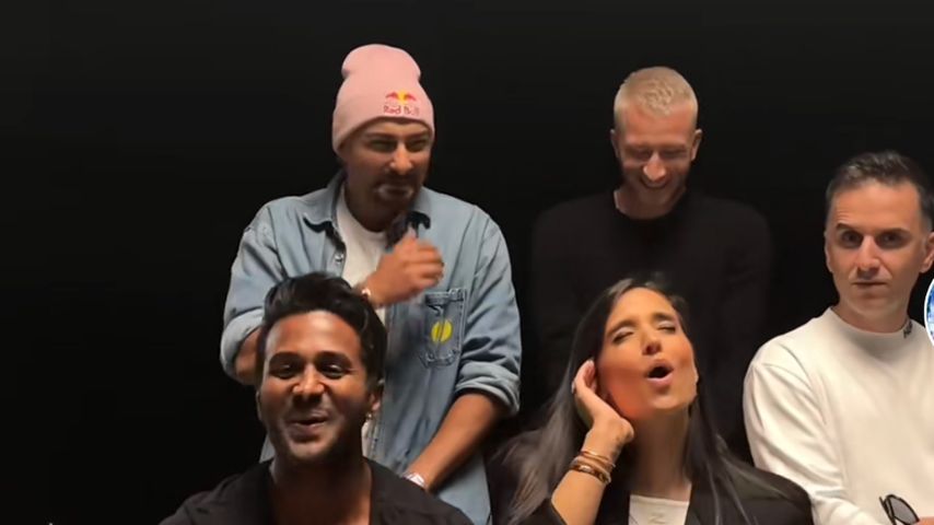 Amira Pocher singt ein Lied mit Biyon Kattilathu, Özcan Cosar, Marco Reuss und Amar Al-Naimi