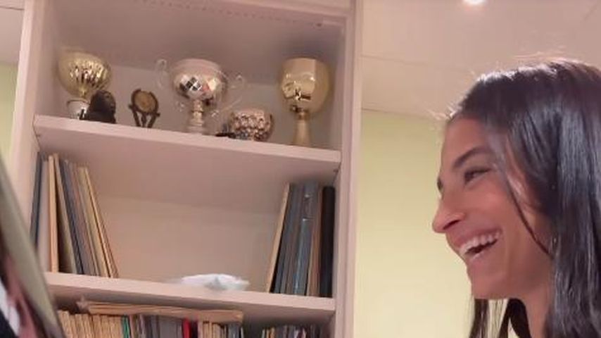 Im Trennungsdrama: Amira Pocher happy beim Klavierunterricht