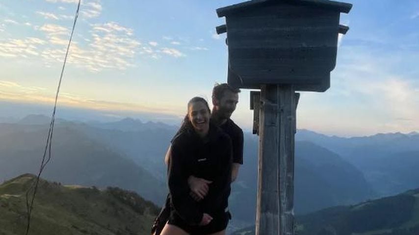 Sportlich: Amira Pocher und Christian erklimmen Bergspitze