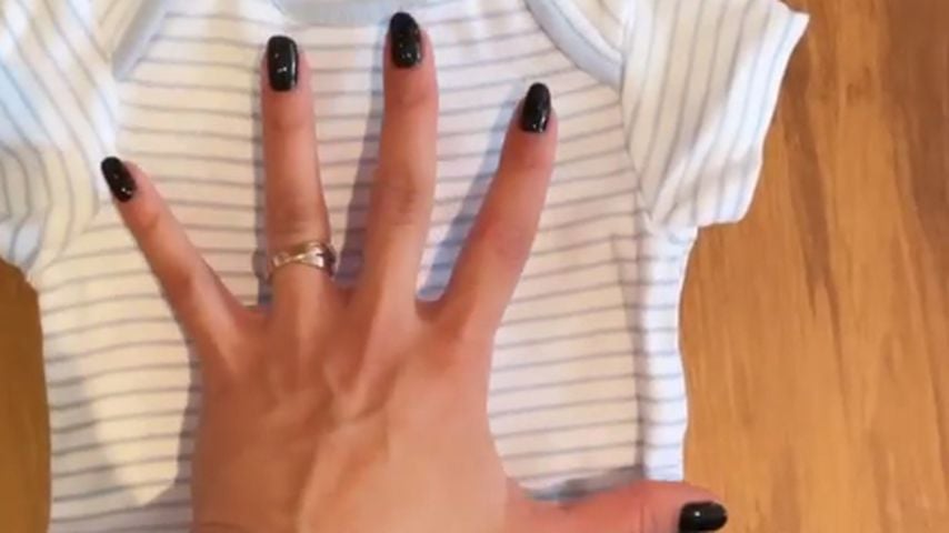 Babystrampler von Amira Pochers Sohn