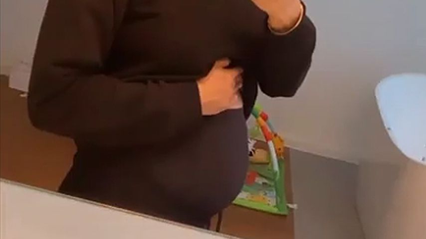 Amira Pocher zeigt ihren Babybauch