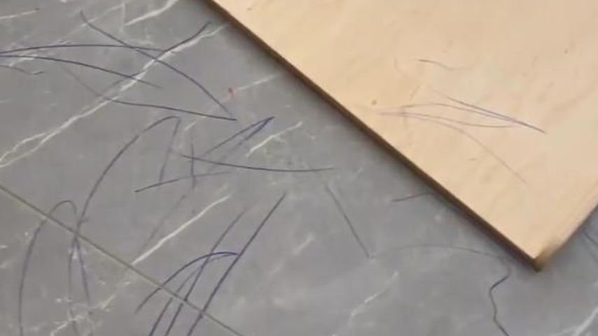 Das "Kunstwerk", das Amira Pochers Kinder auf dem Fußboden gemalt haben