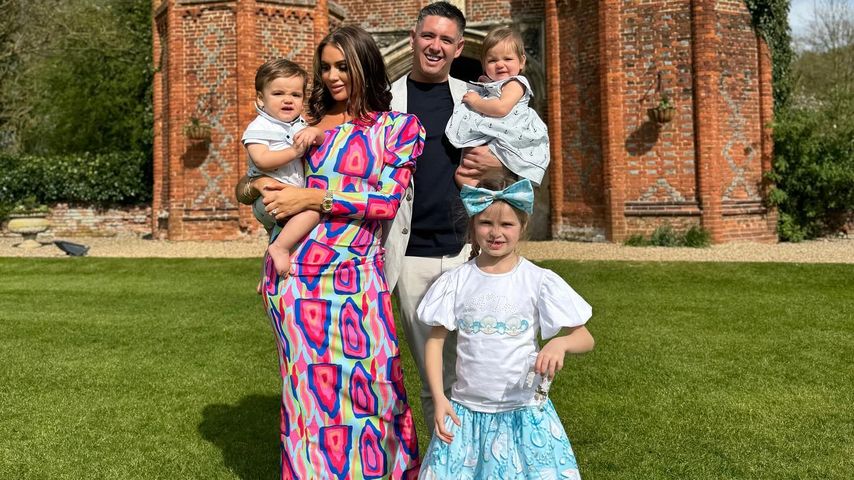 Amy Childs mit Billy Delbosq, ihren Zwillingen Billy und Amelia und Tochter Polly im April 2024