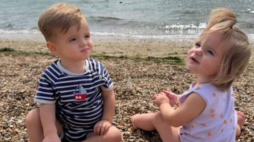 Amy Childs' Zwillinge Billy und Amelia im August 2024