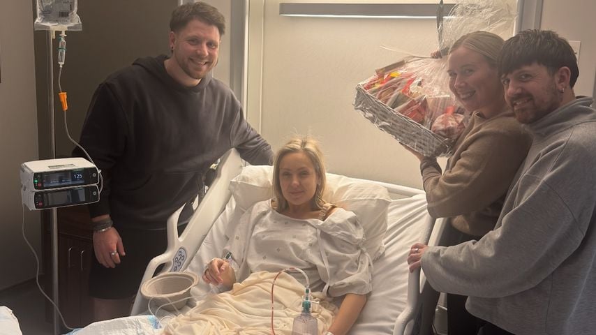 Amy Dowden (M.) mit ihren Freunden im November 2025