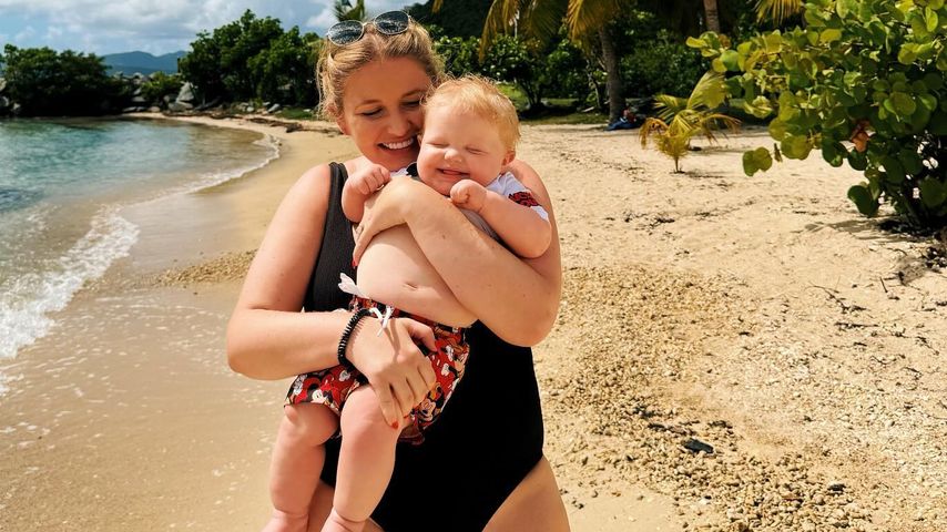 Amy Hart präsentiert stolz ihren After-Baby-Body im Urlaub!
