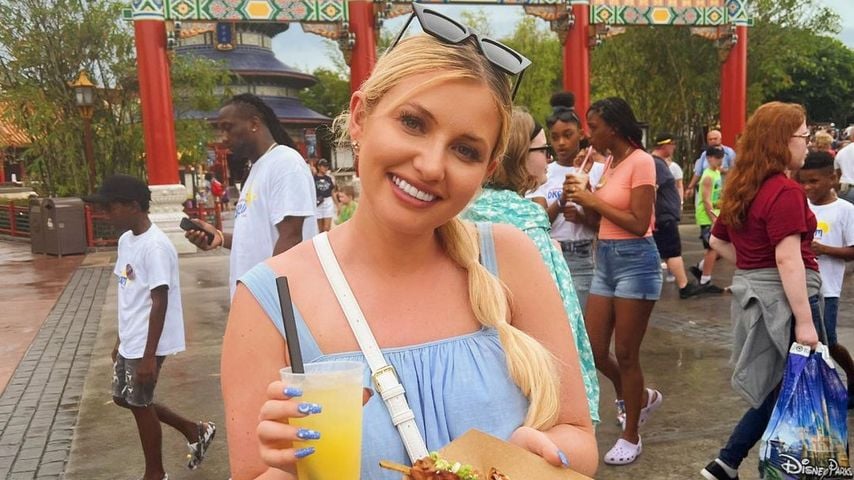 Amy Hart im Freizeitpark Walt Disney World Resort 2022