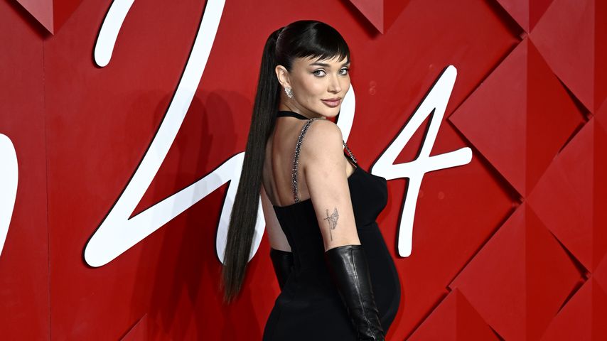 Amy Jackson präsentiert Babybauch bei den Fashion Awards
