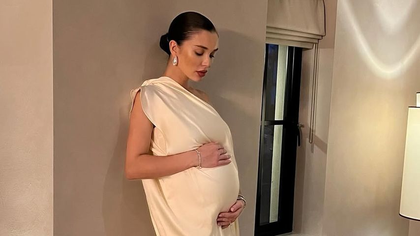 Amy Jackson verzaubert Fans mit neuen Fotos ihres Babybauchs