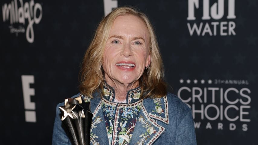 Amy Madigan mit ihrem Critics Choice Award als Beste Nebendarstellerin für "Weapons"