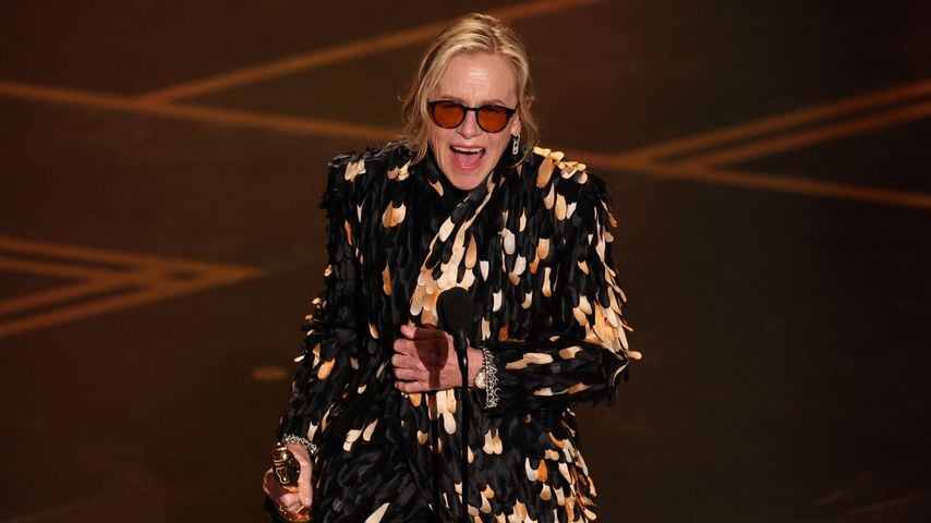 Amy Madigan mit dem Oscar für die beste Nebendarstellerin für "Weapons" bei den 98. Academy Awards im Dolby Theatre