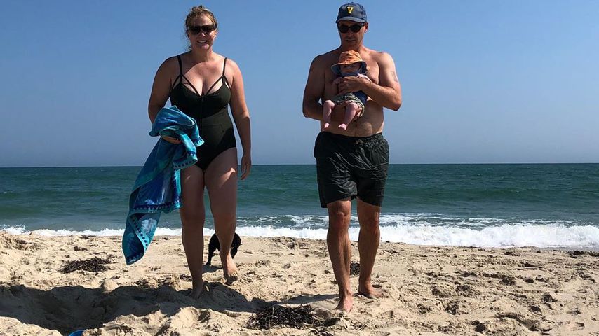 Amy Schumer mit Mann Chris und Baby Gene am Strand, Juli 2019